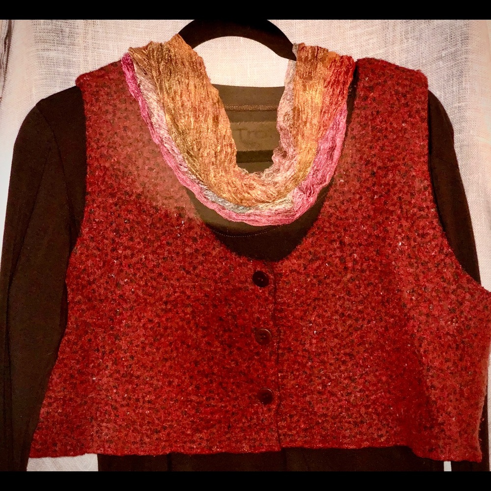 Lilith of France short Rust vest.